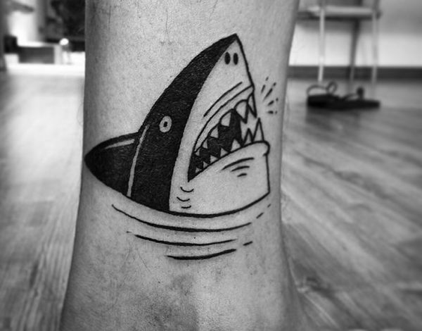 Tatuagem de tubarão na perna 