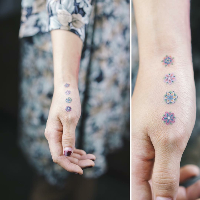 tatuagem-mão-mulher-flores-pequenas 