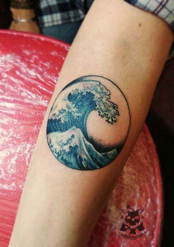tatuagem de onda no braço 