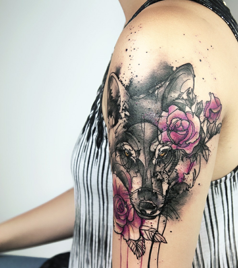 tatuagens de lobo-braço-aquarela-flores 