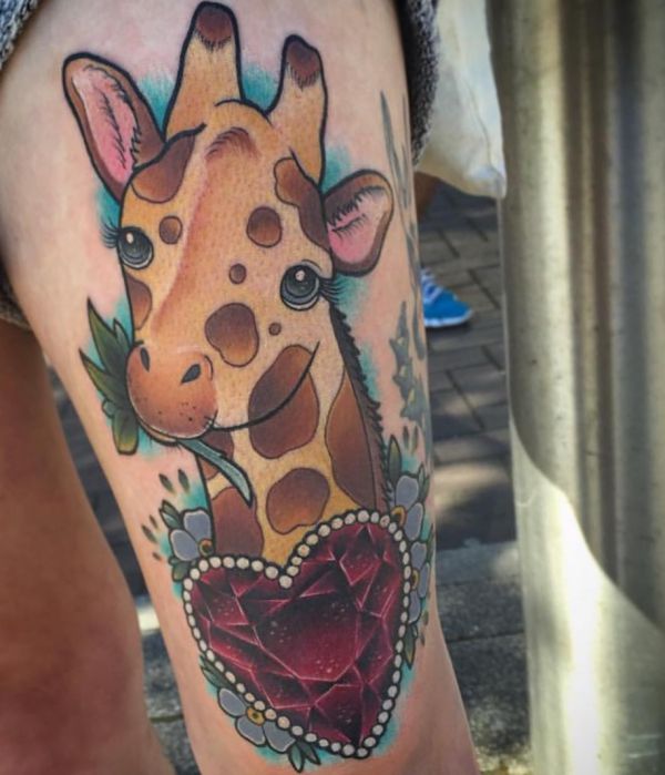 Girafa, com, desenho coração, ligado, a, coxa 