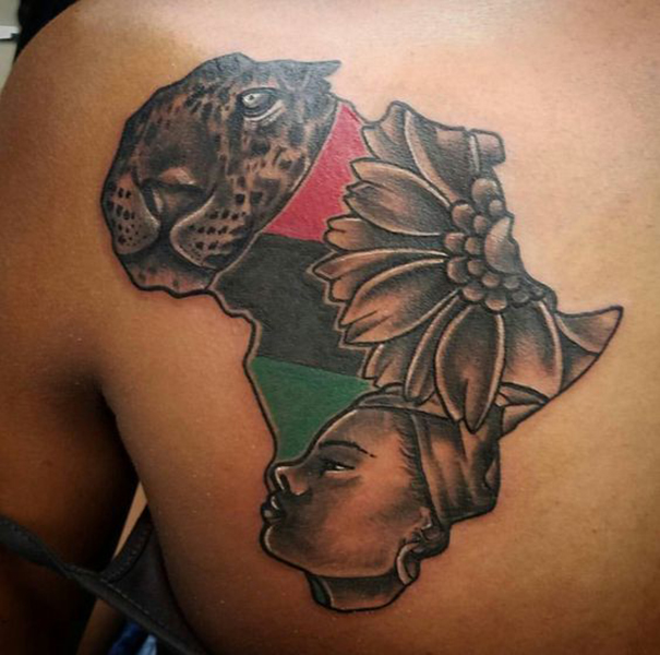 Tatuagem africana nas costas 