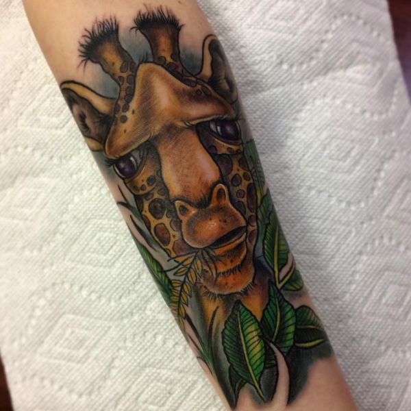 Desenho de tatuagem de cabeça de girafa de desenho animado no antebraço 