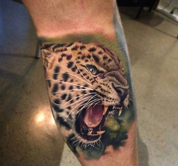 Design de cabeça de leopardo realista na parte inferior da perna 