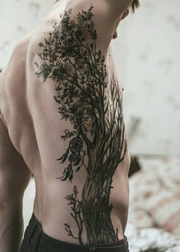 tatuagem de árvore na costela 