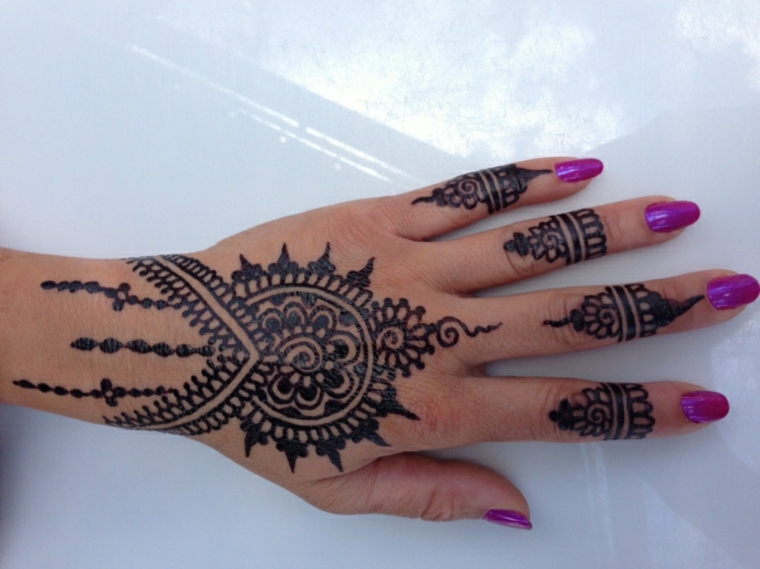 Tatuagens de hena na mão 