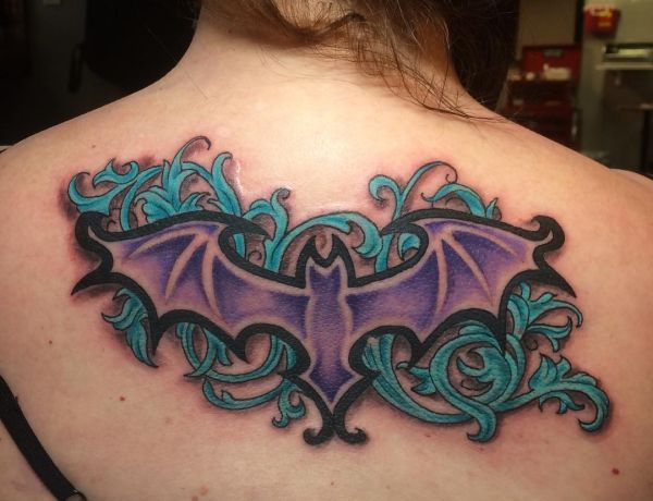 Tatuagem de morcego tribal na parte de trás para mulher 