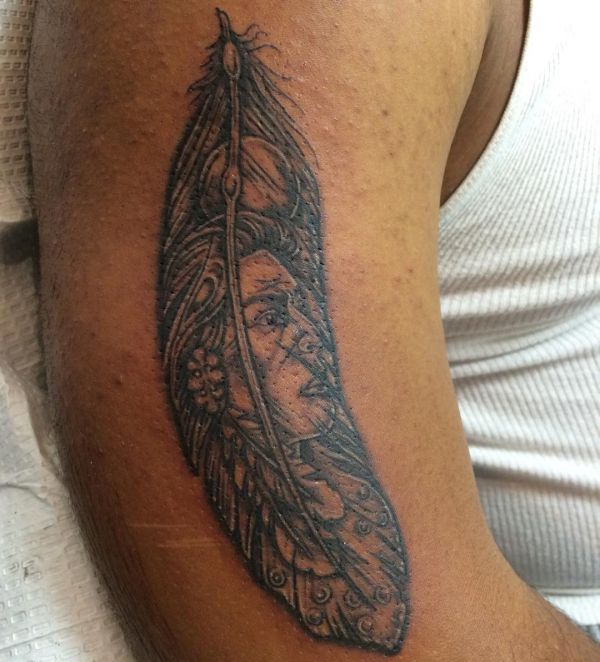 Idéias de tatuagem de penas do nativo americano no braço dos homens 