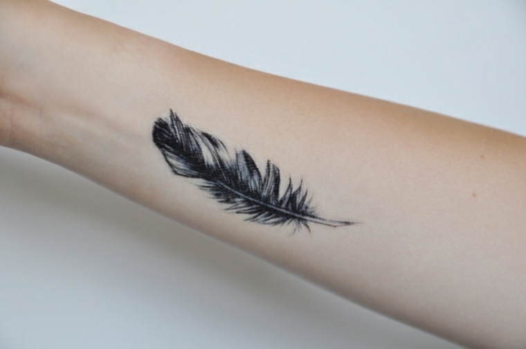 tatuagens de penas mulheres braço 