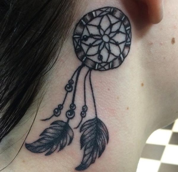 Tatuagem de apanhador de sonhos atrás da orelha 
