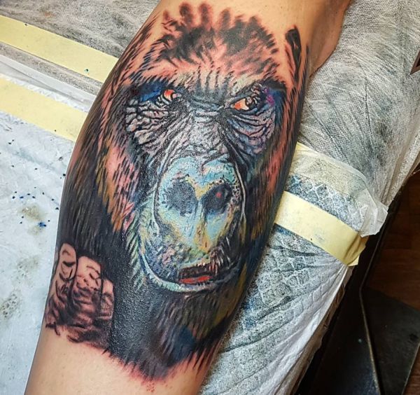 Desenho de gorila realista na perna 