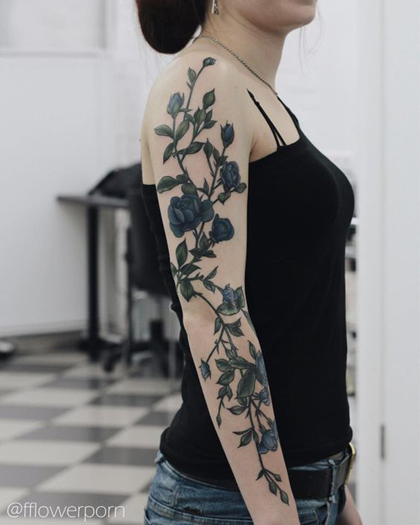 tatuagem de rosa azul no ombro 