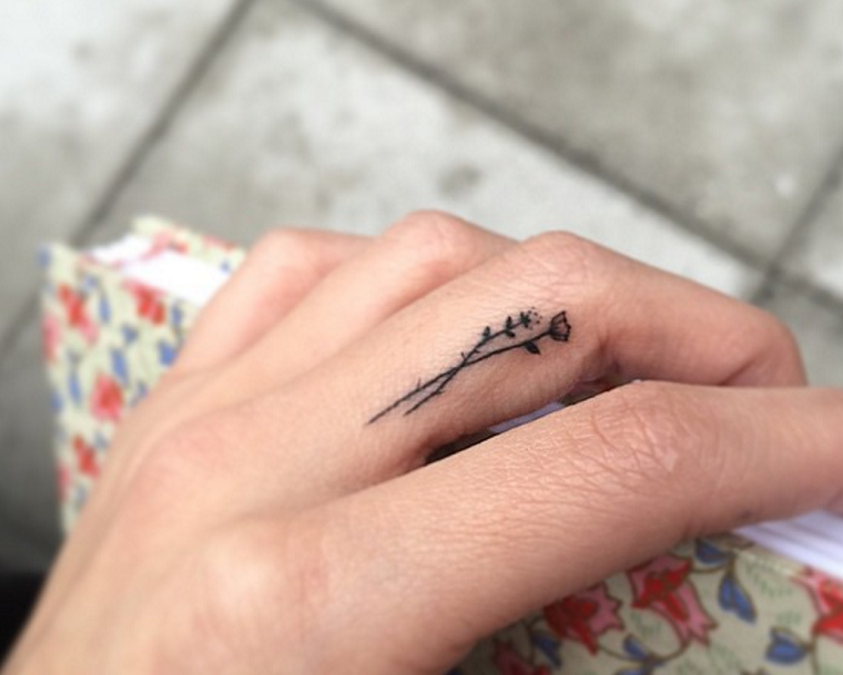 melhores tatuagens-dedos-mão-flor 