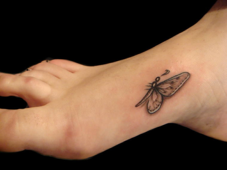 tatuagens-de-borboletas-pequeno-pé-ideias 