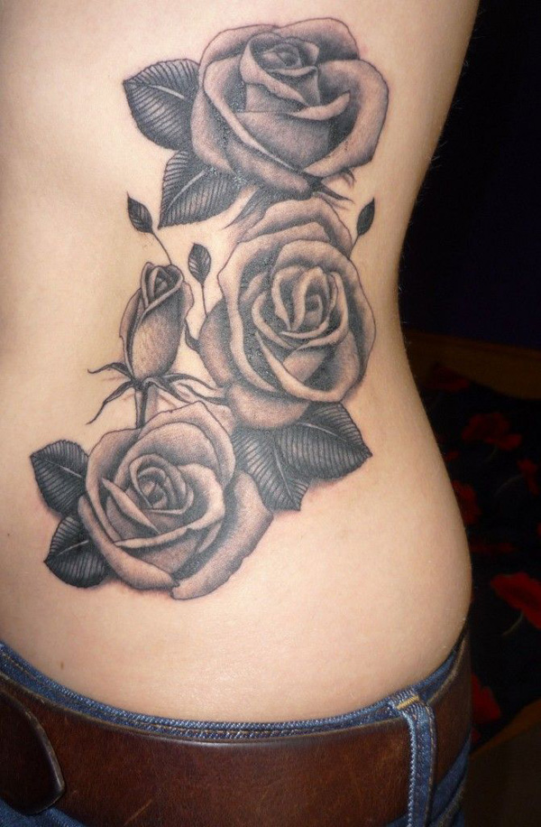 tatuagem lateral preto e branco 