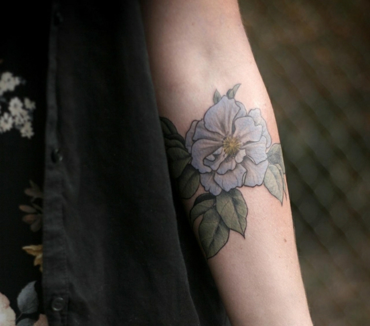 tatuagens de videiras com flores de braço 