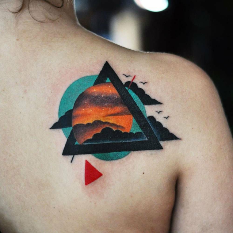 tatuagens-para-mulheres-triângulo-moderno 