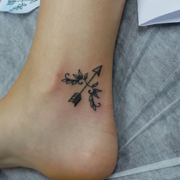 tatuagem de pé de sagitário 