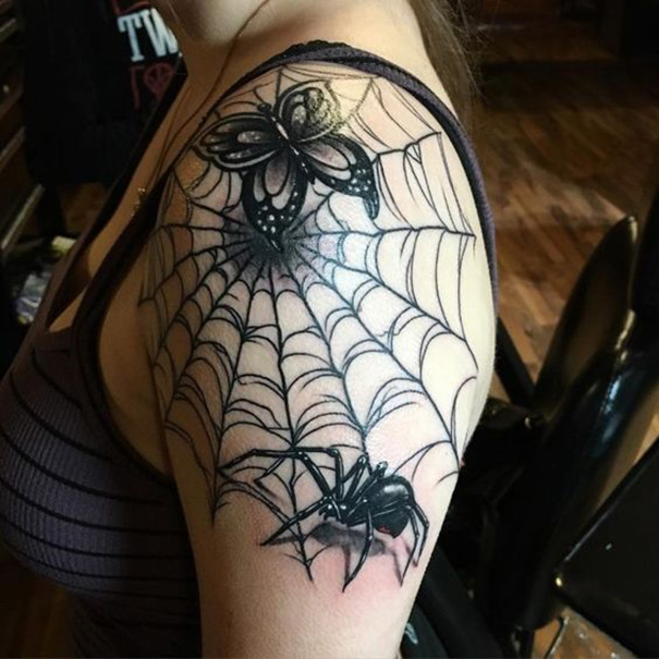 tatuagem de aranha no ombro 