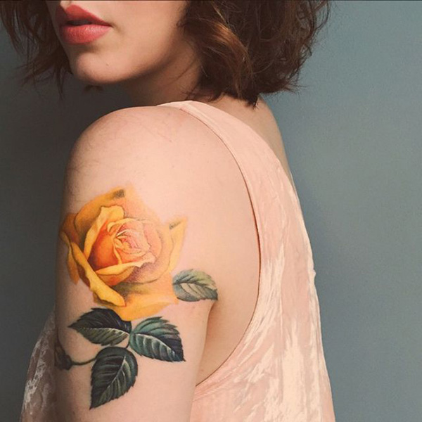 Tatuagem de rosa amarela na manga 