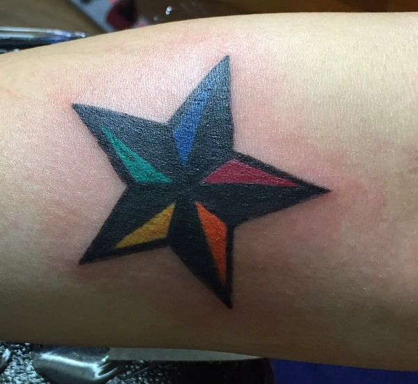 Estrela de pólo colorida no braço 
