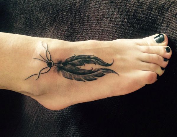 Tatuagem de corvo pena no pé para mulher 