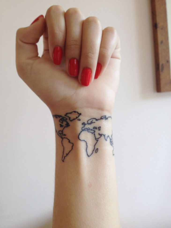 mapa universal mãos tatuadas 