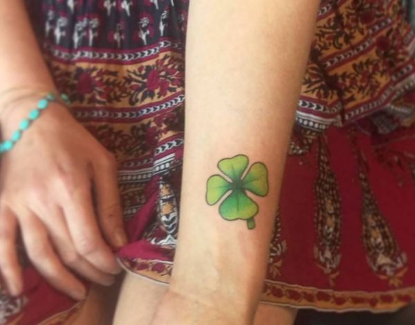 Tatuagem trevo de quatro folhas no pulso 