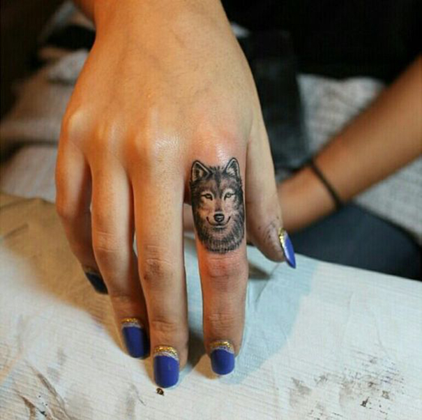 tatuagem de lobo no dedo 