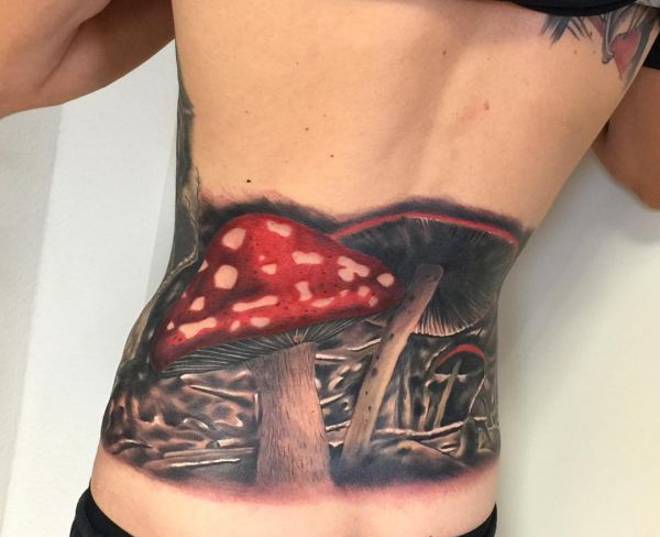 Tatuagem realista de cogumelos na parte inferior das costas 