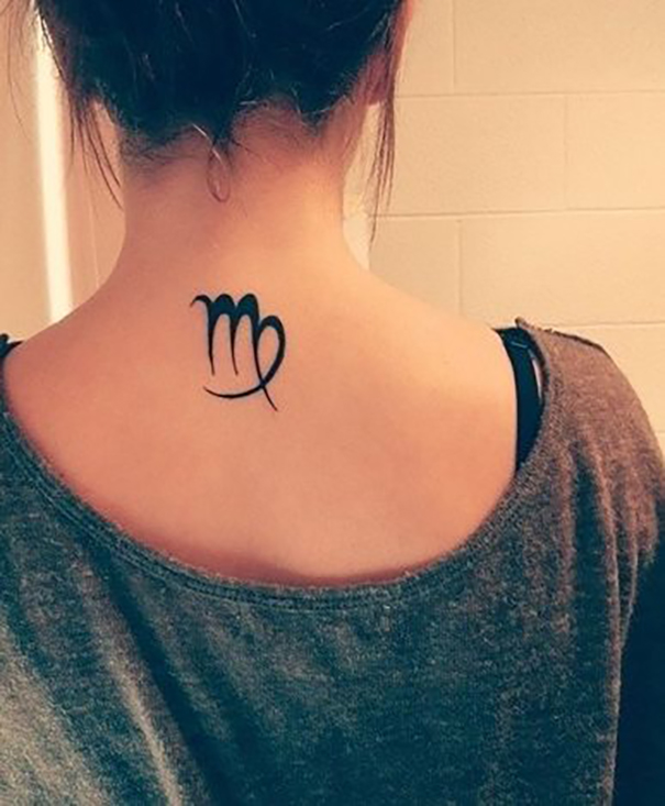 tatuagem de zodíaco virgem no pescoço 