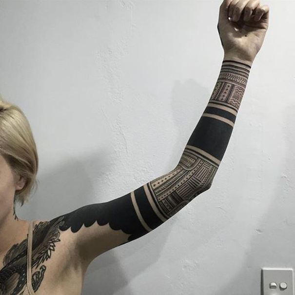 tatuagem de blackwork no braço 