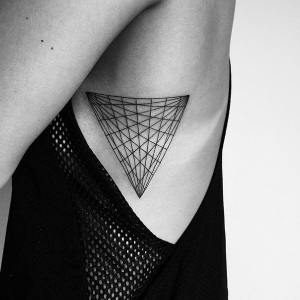 tatuagem triangular na costela 