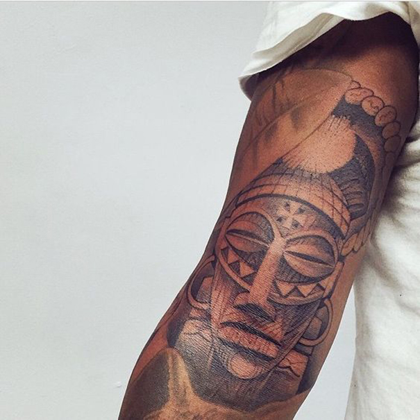 Tatuagem africana no braço 