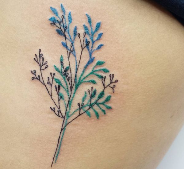 Deixa tatuagem desenho nas costas azul e verde 