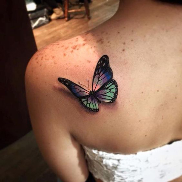 Tatuagem linda borboleta 3D no ombro 