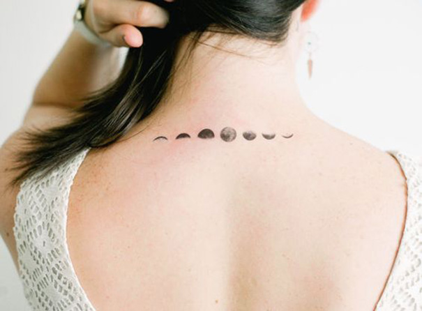 tatuagem de lua no pescoço 