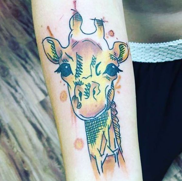 Desenho de tatuagem de girafa em aquarela no antebraço 