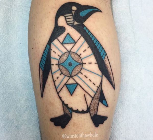 Design de pingüim de tatuagem na parte inferior da perna 