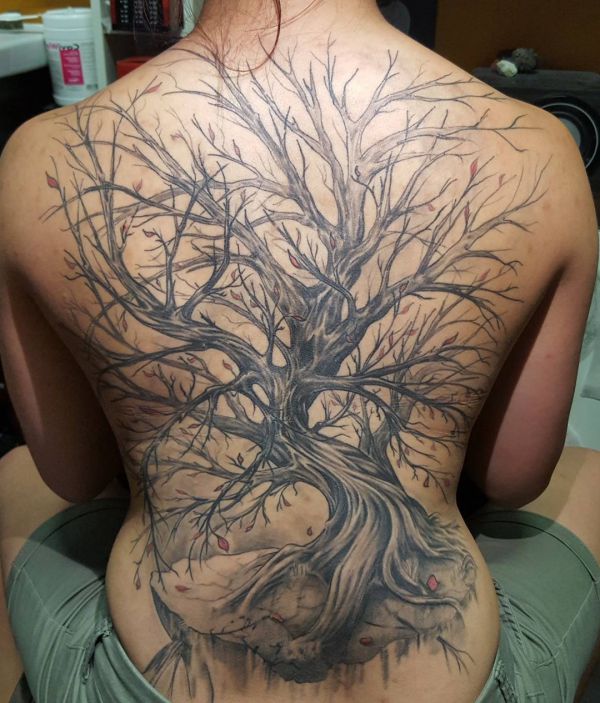 Tatuagem de árvore nas costas 