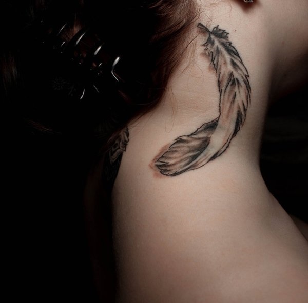 35 belos desenhos de tatuagem de pena e significados 17 