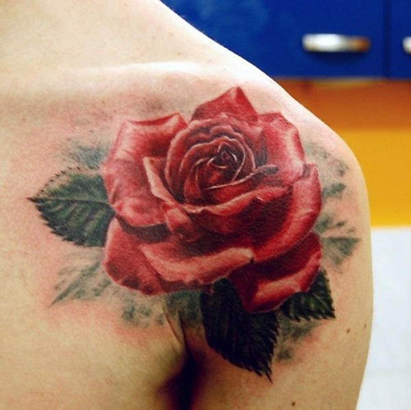 Tatuagem de rosa vermelha realista no ombro 