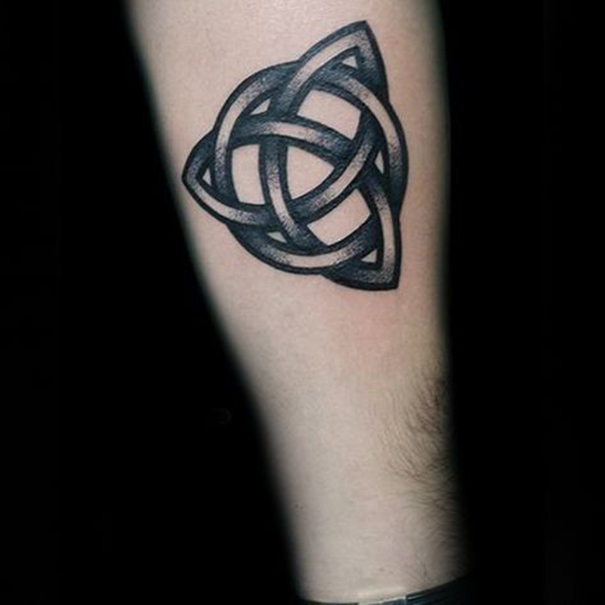 tatuagem tradicional celta no braço 