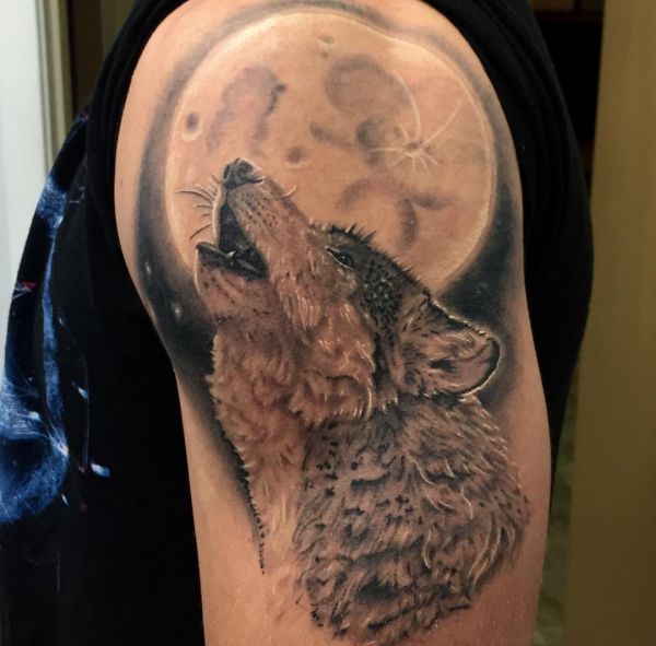 Tatuagem de lua e lobo no braço 