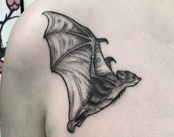 Tatuagem de morcego no peito dos homens 