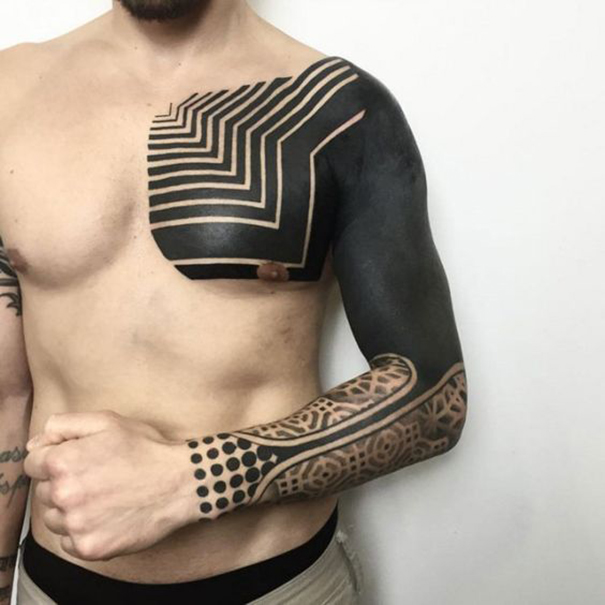 tatuagem de blackwork no ombro 