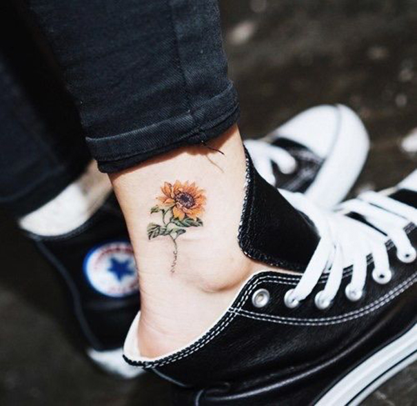 tatuagem de girassol a pé 