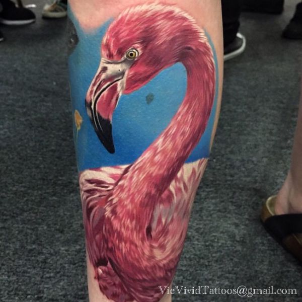 Tatuagem Flamingo Realista na parte inferior da perna 