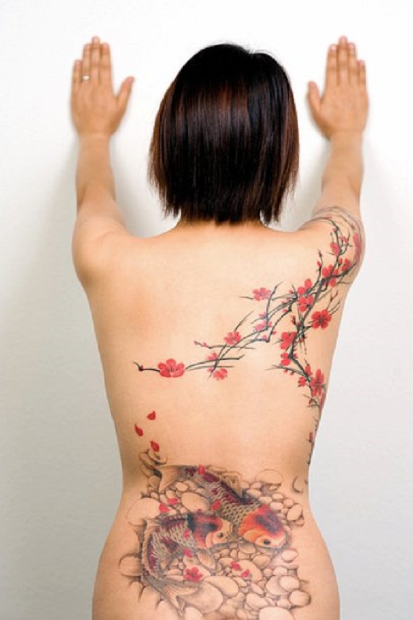 Flores de cerejeira e tatuagem de peixe nas costas 