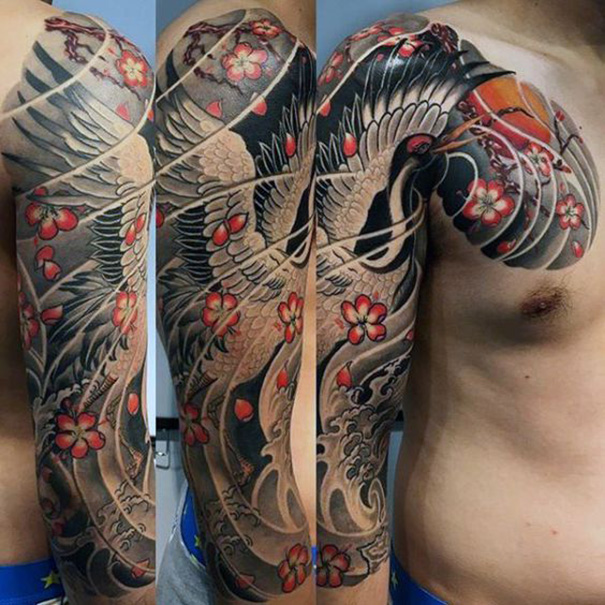 tatuagem de sakura japonesa no ombro 